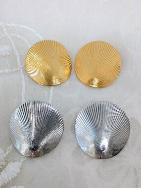 2 VINTAGE MONET GOLDTONE/SILVERTONE RIBBED SHELL CLIP ON BUTTON STYLE EARINGS
